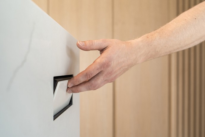 Japandi styl si získává čím dál větší oblibu a tento rodinný dům v Popůvkách je toho dokonalým příkladem. Spojení skandinávské útulnosti a japonské elegance vytváří harmonický prostor, který vyniká dokonalými detaily a pečlivě volenými materiály.
Japandi styl si získává čím dál větší oblibu a tento rodinný dům v Popůvkách je toho dokonalým příkladem. Spojení skandinávské útulnosti a japonské elegance vytváří harmonický prostor, který vyniká dokonalými detaily a pečlivě volenými materiály.