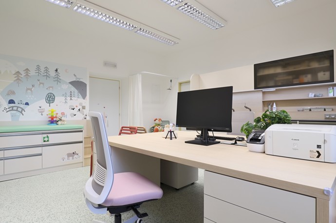 Vstoupit do této ordinace znamená zapomenout na strach z bílých plášťů. Nová dětská ambulance v Ronově nad Doubravou přináší revoluční koncept spojení moderního designu, herních prvků a dokonalé funkčnosti. Architektka Jana Černá vytvořila prostor, kde se lékařská péče stává příjemným zážitkem.

