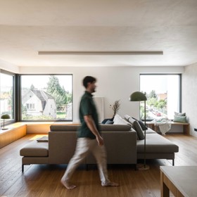 Dokonalá symbióza architektury a přírody. Dvojdům, který splývá se svahem v pražských Lipencích, přináší promyšlené dispoziční řešení, moderní materiály a jedinečnou atmosféru. Interiér plný chytrých detailů a minimalistické elegance je dílem studia OBLIQO DESIGN.
Dokonalá symbióza architektury a přírody. Dvojdům, který splývá se svahem v pražských Lipencích, přináší promyšlené dispoziční řešení, moderní materiály a jedinečnou atmosféru. Interiér plný chytrých detailů a minimalistické elegance je dílem studia OBLIQO DESIGN.