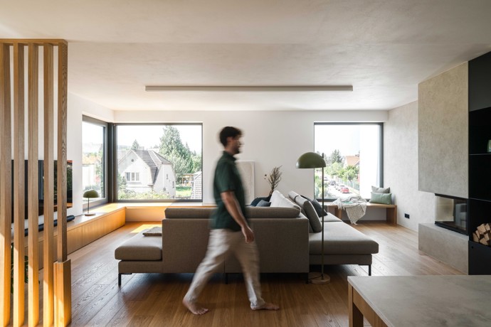 Dokonalá symbióza architektury a přírody. Dvojdům, který splývá se svahem v pražských Lipencích, přináší promyšlené dispoziční řešení, moderní materiály a jedinečnou atmosféru. Interiér plný chytrých detailů a minimalistické elegance je dílem studia OBLIQO DESIGN. 
