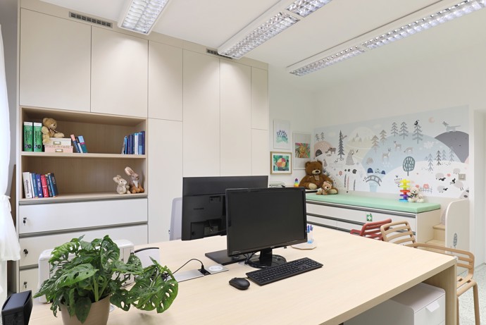 Vstoupit do této ordinace znamená zapomenout na strach z bílých plášťů. Nová dětská ambulance v Ronově nad Doubravou přináší revoluční koncept spojení moderního designu, herních prvků a dokonalé funkčnosti. Architektka Jana Černá vytvořila prostor, kde se lékařská péče stává příjemným zážitkem.
