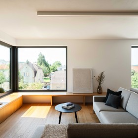 Dokonalá symbióza architektury a přírody. Dvojdům, který splývá se svahem v pražských Lipencích, přináší promyšlené dispoziční řešení, moderní materiály a jedinečnou atmosféru. Interiér plný chytrých detailů a minimalistické elegance je dílem studia OBLIQO DESIGN.
Dokonalá symbióza architektury a přírody. Dvojdům, který splývá se svahem v pražských Lipencích, přináší promyšlené dispoziční řešení, moderní materiály a jedinečnou atmosféru. Interiér plný chytrých detailů a minimalistické elegance je dílem studia OBLIQO DESIGN.