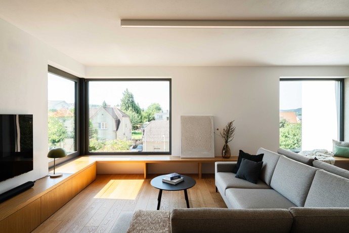 Dokonalá symbióza architektury a přírody. Dvojdům, který splývá se svahem v pražských Lipencích, přináší promyšlené dispoziční řešení, moderní materiály a jedinečnou atmosféru. Interiér plný chytrých detailů a minimalistické elegance je dílem studia OBLIQO DESIGN. 

