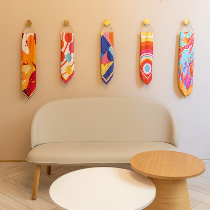Za výlohami secesního domu na rohu Vodičkovy a Navrátilovy ulice se skrývá pastva pro oči: showroom Silky Gang je kombinací umění, designu a luxusu, která okouzlí na první pohled. Vstupte do světa hedvábí, který voní elegancí a důvtipem.
