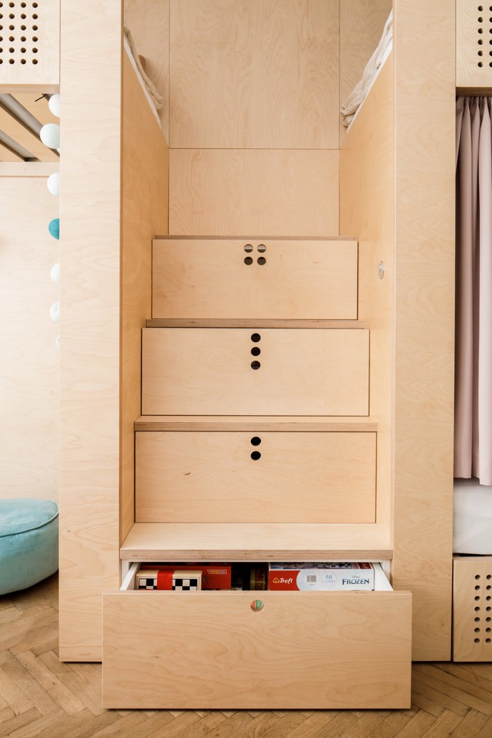 Unikátní řešení dětského pokoje, který si holky okamžitě zamilovaly – promyšlený design, ve kterém má každá svůj svět. Příběh interiéru, kde láska k detailu, promyšlený úložný prostor a březová překližka dělají zázraky.
Unikátní řešení dětského pokoje, který si holky okamžitě zamilovaly – promyšlený design, ve kterém má každá svůj svět. Příběh interiéru, kde láska k detailu, promyšlený úložný prostor a březová překližka dělají zázraky.