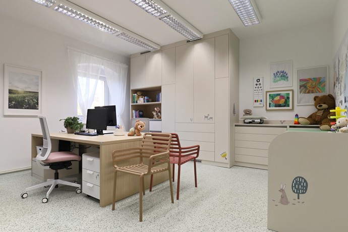 Vstoupit do této ordinace znamená zapomenout na strach z bílých plášťů. Nová dětská ambulance v Ronově nad Doubravou přináší revoluční koncept spojení moderního designu, herních prvků a dokonalé funkčnosti. Architektka Jana Černá vytvořila prostor, kde se lékařská péče stává příjemným zážitkem.
