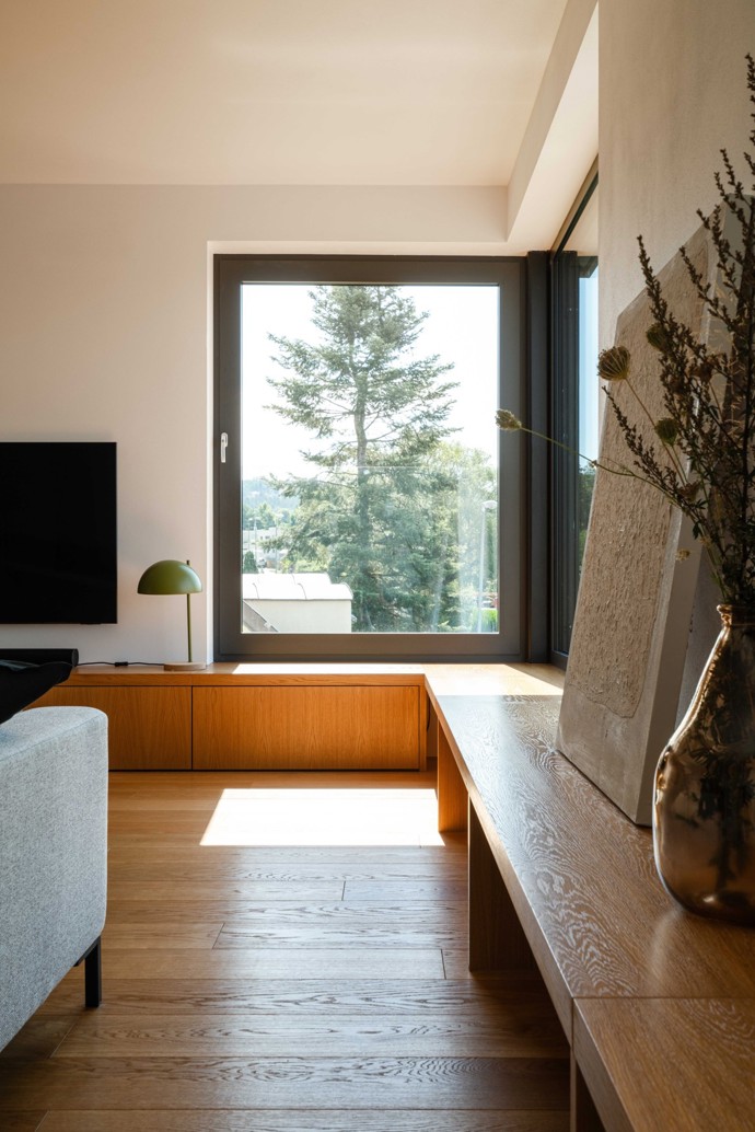 Dokonalá symbióza architektury a přírody. Dvojdům, který splývá se svahem v pražských Lipencích, přináší promyšlené dispoziční řešení, moderní materiály a jedinečnou atmosféru. Interiér plný chytrých detailů a minimalistické elegance je dílem studia OBLIQO DESIGN. 
