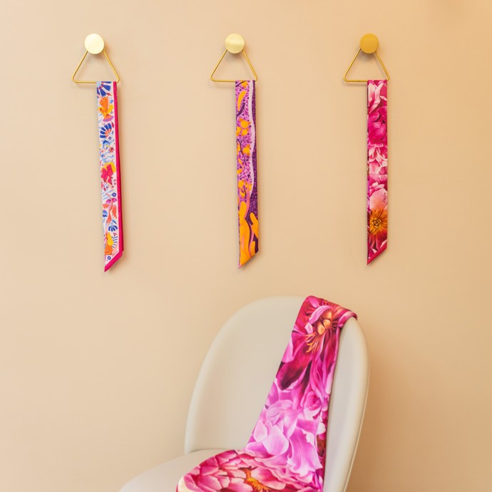 Za výlohami secesního domu na rohu Vodičkovy a Navrátilovy ulice se skrývá pastva pro oči: showroom Silky Gang je kombinací umění, designu a luxusu, která okouzlí na první pohled. Vstupte do světa hedvábí, který voní elegancí a důvtipem.
