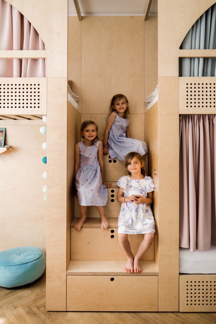 Unikátní řešení dětského pokoje, který si holky okamžitě zamilovaly – promyšlený design, ve kterém má každá svůj svět. Příběh interiéru, kde láska k detailu, promyšlený úložný prostor a březová překližka dělají zázraky.
Unikátní řešení dětského pokoje, který si holky okamžitě zamilovaly – promyšlený design, ve kterém má každá svůj svět. Příběh interiéru, kde láska k detailu, promyšlený úložný prostor a březová překližka dělají zázraky.