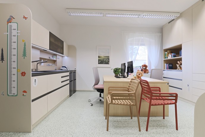 Vstoupit do této ordinace znamená zapomenout na strach z bílých plášťů. Nová dětská ambulance v Ronově nad Doubravou přináší revoluční koncept spojení moderního designu, herních prvků a dokonalé funkčnosti. Architektka Jana Černá vytvořila prostor, kde se lékařská péče stává příjemným zážitkem.
