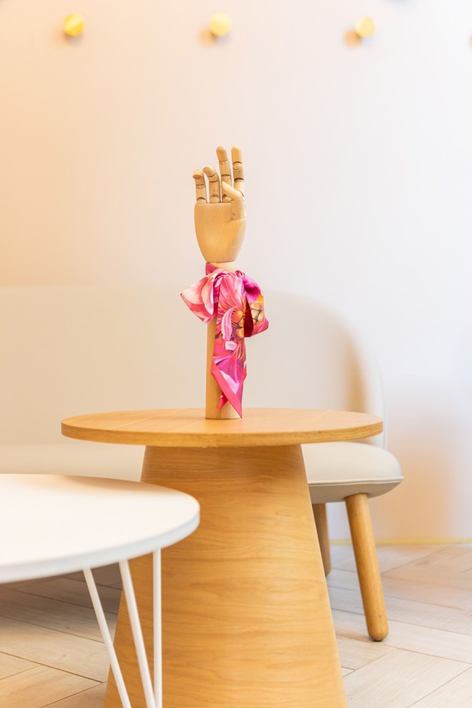 Za výlohami secesního domu na rohu Vodičkovy a Navrátilovy ulice se skrývá pastva pro oči: showroom Silky Gang je kombinací umění, designu a luxusu, která okouzlí na první pohled. Vstupte do světa hedvábí, který voní elegancí a důvtipem.
