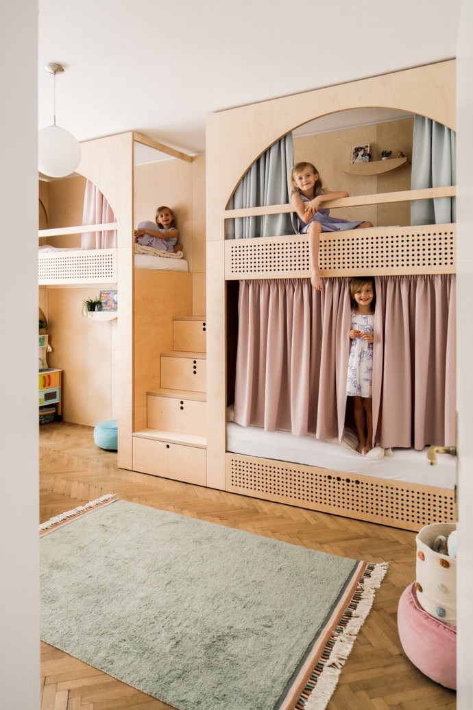 Unikátní řešení dětského pokoje, který si holky okamžitě zamilovaly – promyšlený design, ve kterém má každá svůj svět. Příběh interiéru, kde láska k detailu, promyšlený úložný prostor a březová překližka dělají zázraky.
Unikátní řešení dětského pokoje, který si holky okamžitě zamilovaly – promyšlený design, ve kterém má každá svůj svět. Příběh interiéru, kde láska k detailu, promyšlený úložný prostor a březová překližka dělají zázraky.