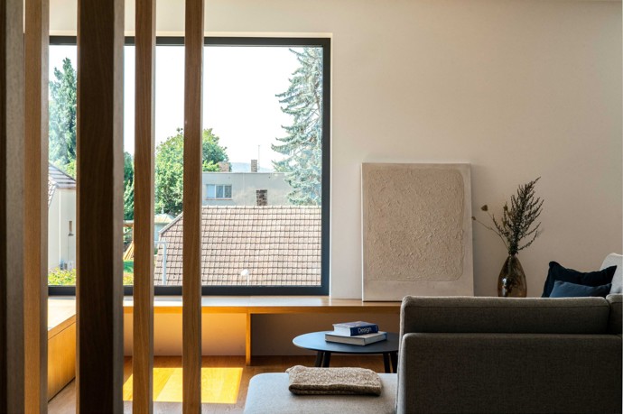 Dokonalá symbióza architektury a přírody. Dvojdům, který splývá se svahem v pražských Lipencích, přináší promyšlené dispoziční řešení, moderní materiály a jedinečnou atmosféru. Interiér plný chytrých detailů a minimalistické elegance je dílem studia OBLIQO DESIGN. 
