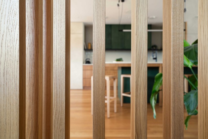 Dokonalá symbióza architektury a přírody. Dvojdům, který splývá se svahem v pražských Lipencích, přináší promyšlené dispoziční řešení, moderní materiály a jedinečnou atmosféru. Interiér plný chytrých detailů a minimalistické elegance je dílem studia OBLIQO DESIGN. 
