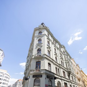 Za výlohami secesního domu na rohu Vodičkovy a Navrátilovy ulice se skrývá pastva pro oči: showroom Silky Gang je kombinací umění, designu a luxusu, která okouzlí na první pohled. Vstupte do světa hedvábí, který voní elegancí a důvtipem.
