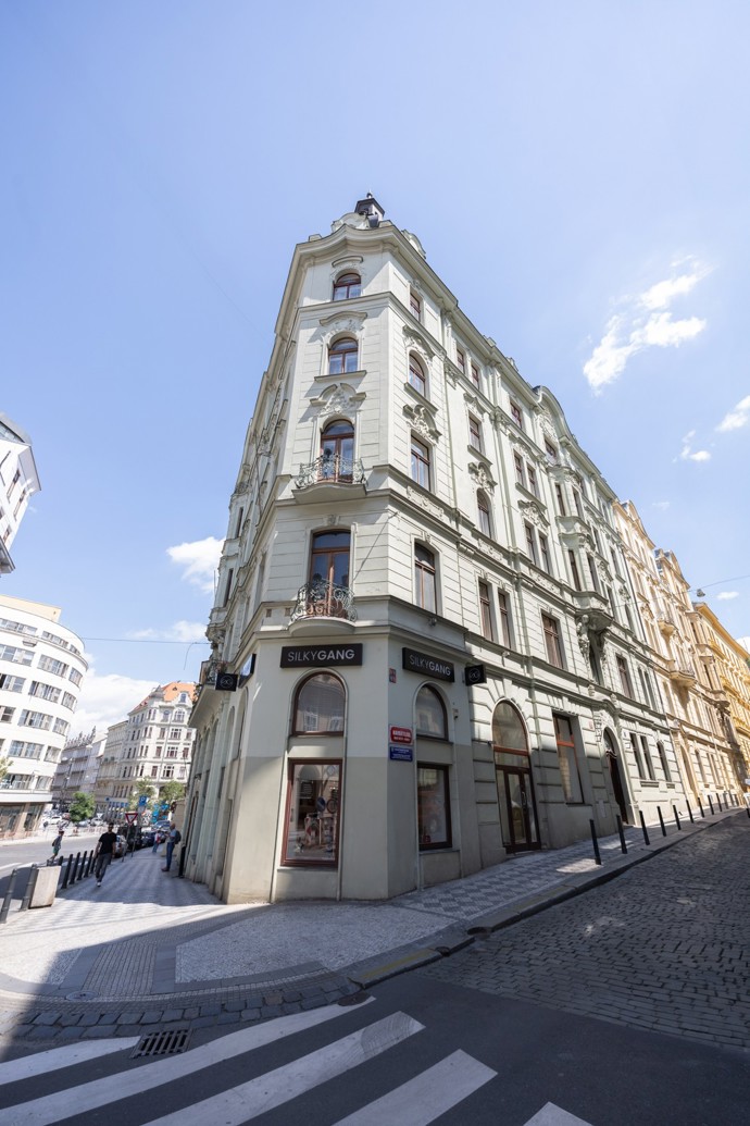 Za výlohami secesního domu na rohu Vodičkovy a Navrátilovy ulice se skrývá pastva pro oči: showroom Silky Gang je kombinací umění, designu a luxusu, která okouzlí na první pohled. Vstupte do světa hedvábí, který voní elegancí a důvtipem.
