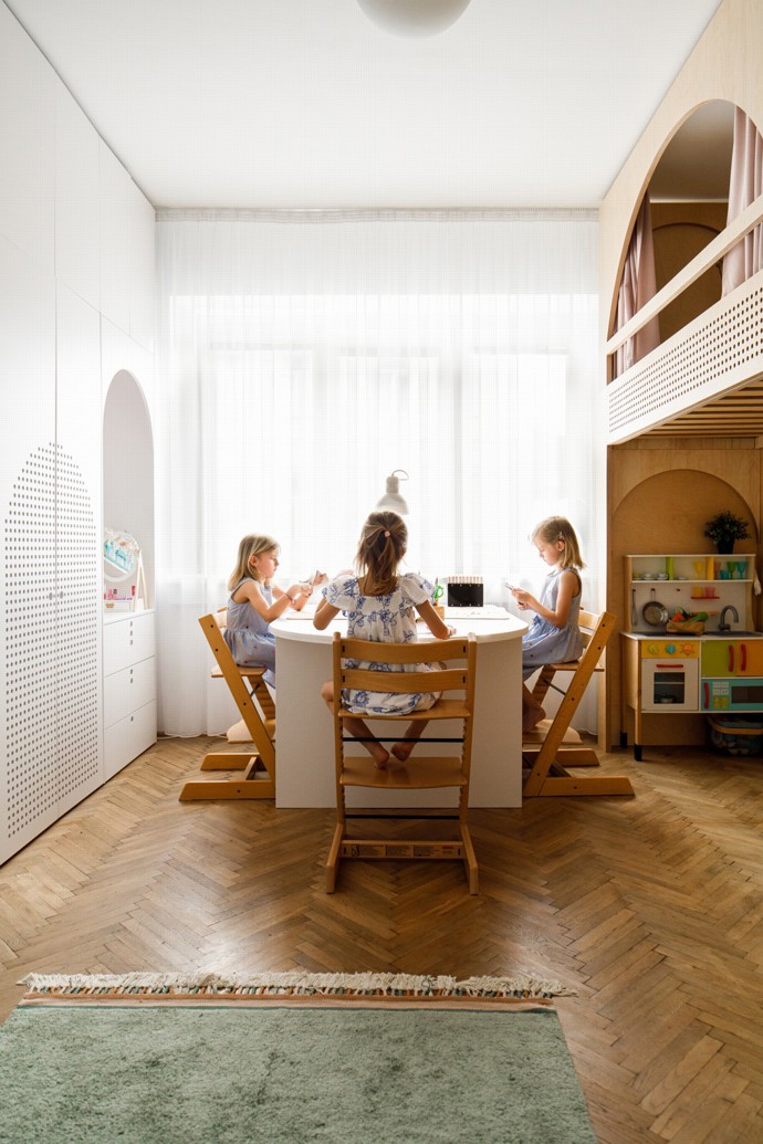 Unikátní řešení dětského pokoje, který si holky okamžitě zamilovaly – promyšlený design, ve kterém má každá svůj svět. Příběh interiéru, kde láska k detailu, promyšlený úložný prostor a březová překližka dělají zázraky.
Unikátní řešení dětského pokoje, který si holky okamžitě zamilovaly – promyšlený design, ve kterém má každá svůj svět. Příběh interiéru, kde láska k detailu, promyšlený úložný prostor a březová překližka dělají zázraky.