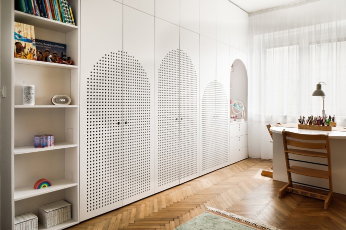 Unikátní řešení dětského pokoje, který si holky okamžitě zamilovaly – promyšlený design, ve kterém má každá svůj svět. Příběh interiéru, kde láska k detailu, promyšlený úložný prostor a březová překližka dělají zázraky.
Unikátní řešení dětského pokoje, který si holky okamžitě zamilovaly – promyšlený design, ve kterém má každá svůj svět. Příběh interiéru, kde láska k detailu, promyšlený úložný prostor a březová překližka dělají zázraky.