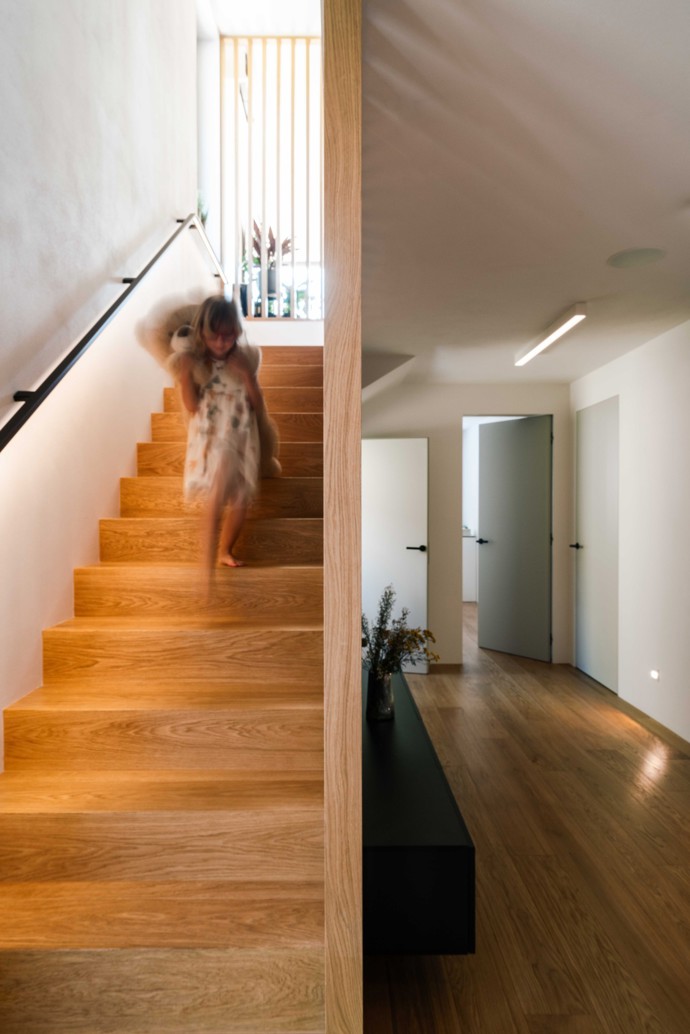 Dokonalá symbióza architektury a přírody. Dvojdům, který splývá se svahem v pražských Lipencích, přináší promyšlené dispoziční řešení, moderní materiály a jedinečnou atmosféru. Interiér plný chytrých detailů a minimalistické elegance je dílem studia OBLIQO DESIGN. 
