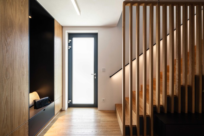 Dokonalá symbióza architektury a přírody. Dvojdům, který splývá se svahem v pražských Lipencích, přináší promyšlené dispoziční řešení, moderní materiály a jedinečnou atmosféru. Interiér plný chytrých detailů a minimalistické elegance je dílem studia OBLIQO DESIGN. 

