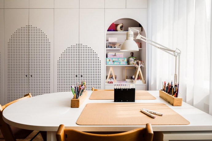 Unikátní řešení dětského pokoje, který si holky okamžitě zamilovaly – promyšlený design, ve kterém má každá svůj svět. Příběh interiéru, kde láska k detailu, promyšlený úložný prostor a březová překližka dělají zázraky.
Unikátní řešení dětského pokoje, který si holky okamžitě zamilovaly – promyšlený design, ve kterém má každá svůj svět. Příběh interiéru, kde láska k detailu, promyšlený úložný prostor a březová překližka dělají zázraky.