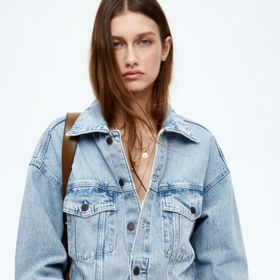 Oversized džínová bunda, H&M, 839 Kč
