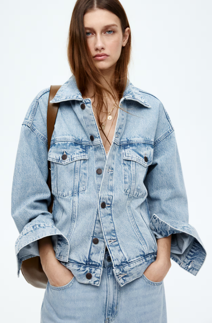 Oversized džínová bunda, H&M, 839 Kč
Oversized džínová bunda, H&M, 839 Kč