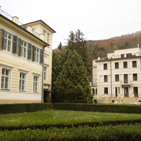 Každý pokoj v Baske Ville je pečlivě navržen tak, aby spojoval historický šarm s moderním komfortem. Designéři dbali na detaily odkazující na bohatou historii vily, a zároveň zajistili, že hosté budou mít k dispozici veškeré moderní vybavení pro pohodlný pobyt. 
