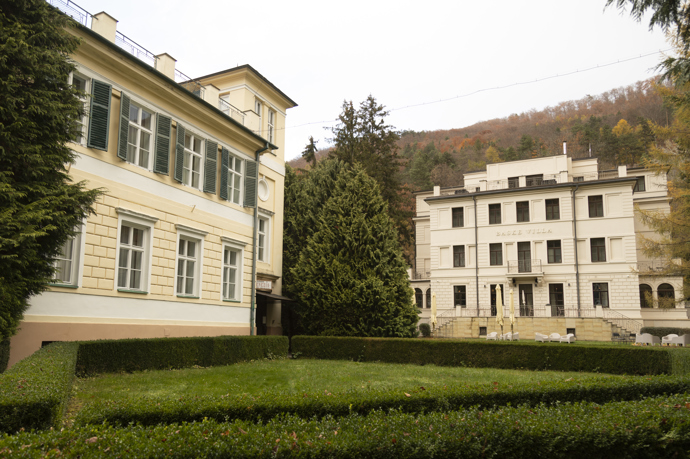 Každý pokoj v Baske Ville je pečlivě navržen tak, aby spojoval historický šarm s moderním komfortem. Designéři dbali na detaily odkazující na bohatou historii vily, a zároveň zajistili, že hosté budou mít k dispozici veškeré moderní vybavení pro pohodlný pobyt. 
