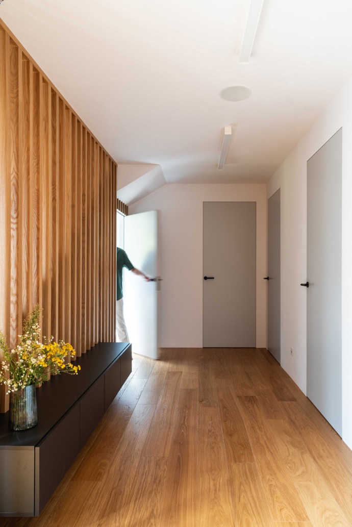 Dokonalá symbióza architektury a přírody. Dvojdům, který splývá se svahem v pražských Lipencích, přináší promyšlené dispoziční řešení, moderní materiály a jedinečnou atmosféru. Interiér plný chytrých detailů a minimalistické elegance je dílem studia OBLIQO DESIGN. 
