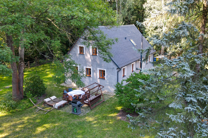 Citlivě zrekonstruovaná budova si zachovala půvab více než stoleté architektury, zároveň však nabízí pohodlí, které od takového místa očekáváte. Čtyři ložnice pojmou až čtrnáct hostů, přesto celé místo působí klidně, vyváženě a harmonicky. Každý kout tu má svůj účel i příběh, nic není náhodné.
Citlivě zrekonstruovaná budova si zachovala půvab více než stoleté architektury, zároveň však nabízí pohodlí, které od takového místa očekáváte. Čtyři ložnice pojmou až čtrnáct hostů, přesto celé místo působí klidně, vyváženě a harmonicky. Každý kout tu má svůj účel i příběh, nic není náhodné.