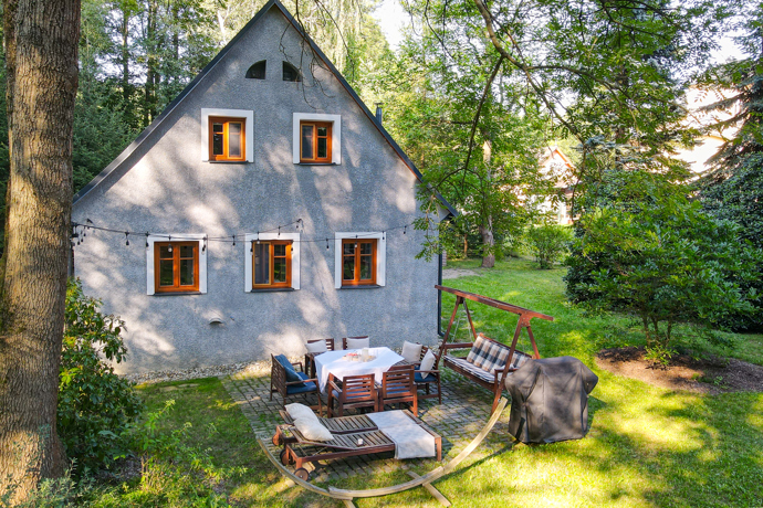 Citlivě zrekonstruovaná budova si zachovala půvab více než stoleté architektury, zároveň však nabízí pohodlí, které od takového místa očekáváte. Čtyři ložnice pojmou až čtrnáct hostů, přesto celé místo působí klidně, vyváženě a harmonicky. Každý kout tu má svůj účel i příběh, nic není náhodné.
Citlivě zrekonstruovaná budova si zachovala půvab více než stoleté architektury, zároveň však nabízí pohodlí, které od takového místa očekáváte. Čtyři ložnice pojmou až čtrnáct hostů, přesto celé místo působí klidně, vyváženě a harmonicky. Každý kout tu má svůj účel i příběh, nic není náhodné.