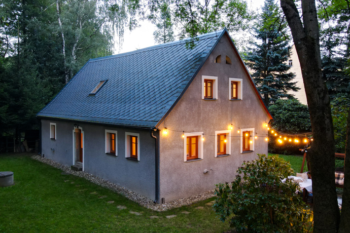 Citlivě zrekonstruovaná budova si zachovala půvab více než stoleté architektury, zároveň však nabízí pohodlí, které od takového místa očekáváte. Čtyři ložnice pojmou až čtrnáct hostů, přesto celé místo působí klidně, vyváženě a harmonicky. Každý kout tu má svůj účel i příběh, nic není náhodné.
Citlivě zrekonstruovaná budova si zachovala půvab více než stoleté architektury, zároveň však nabízí pohodlí, které od takového místa očekáváte. Čtyři ložnice pojmou až čtrnáct hostů, přesto celé místo působí klidně, vyváženě a harmonicky. Každý kout tu má svůj účel i příběh, nic není náhodné.