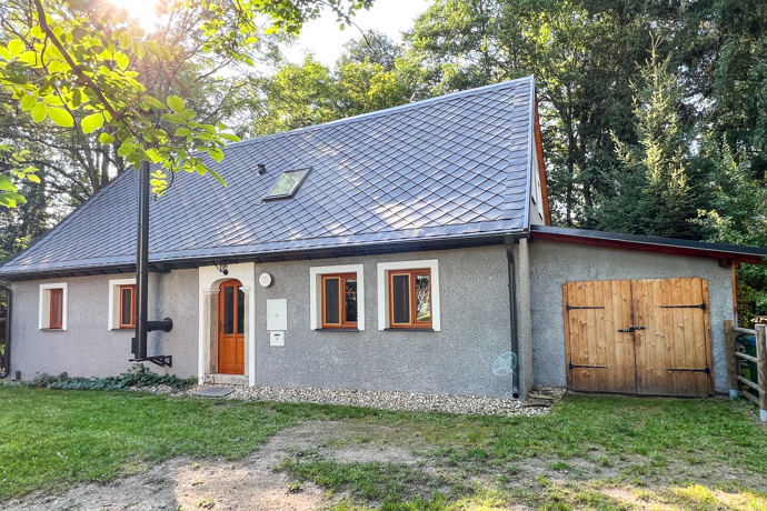Citlivě zrekonstruovaná budova si zachovala půvab více než stoleté architektury, zároveň však nabízí pohodlí, které od takového místa očekáváte. Čtyři ložnice pojmou až čtrnáct hostů, přesto celé místo působí klidně, vyváženě a harmonicky. Každý kout tu má svůj účel i příběh, nic není náhodné.
Citlivě zrekonstruovaná budova si zachovala půvab více než stoleté architektury, zároveň však nabízí pohodlí, které od takového místa očekáváte. Čtyři ložnice pojmou až čtrnáct hostů, přesto celé místo působí klidně, vyváženě a harmonicky. Každý kout tu má svůj účel i příběh, nic není náhodné.