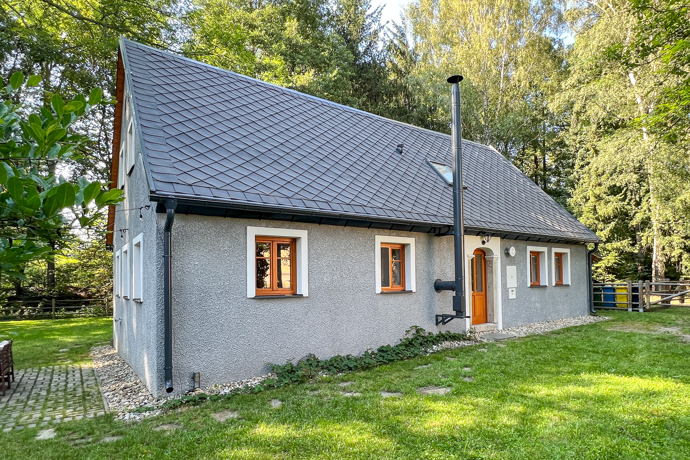 Citlivě zrekonstruovaná budova si zachovala půvab více než stoleté architektury, zároveň však nabízí pohodlí, které od takového místa očekáváte. Čtyři ložnice pojmou až čtrnáct hostů, přesto celé místo působí klidně, vyváženě a harmonicky. Každý kout tu má svůj účel i příběh, nic není náhodné.
Citlivě zrekonstruovaná budova si zachovala půvab více než stoleté architektury, zároveň však nabízí pohodlí, které od takového místa očekáváte. Čtyři ložnice pojmou až čtrnáct hostů, přesto celé místo působí klidně, vyváženě a harmonicky. Každý kout tu má svůj účel i příběh, nic není náhodné.