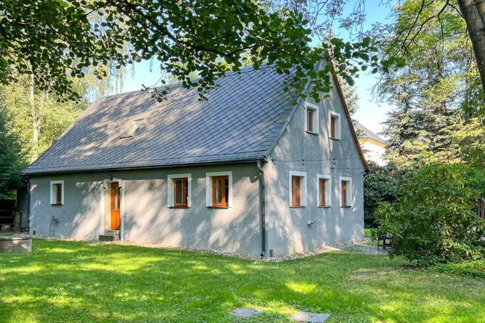 Citlivě zrekonstruovaná budova si zachovala půvab více než stoleté architektury, zároveň však nabízí pohodlí, které od takového místa očekáváte. Čtyři ložnice pojmou až čtrnáct hostů, přesto celé místo působí klidně, vyváženě a harmonicky. Každý kout tu má svůj účel i příběh, nic není náhodné.
Citlivě zrekonstruovaná budova si zachovala půvab více než stoleté architektury, zároveň však nabízí pohodlí, které od takového místa očekáváte. Čtyři ložnice pojmou až čtrnáct hostů, přesto celé místo působí klidně, vyváženě a harmonicky. Každý kout tu má svůj účel i příběh, nic není náhodné.