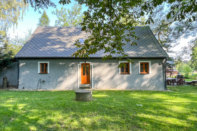 Citlivě zrekonstruovaná budova si zachovala půvab více než stoleté architektury, zároveň však nabízí pohodlí, které od takového místa očekáváte. Čtyři ložnice pojmou až čtrnáct hostů, přesto celé místo působí klidně, vyváženě a harmonicky. Každý kout tu má svůj účel i příběh, nic není náhodné.
Citlivě zrekonstruovaná budova si zachovala půvab více než stoleté architektury, zároveň však nabízí pohodlí, které od takového místa očekáváte. Čtyři ložnice pojmou až čtrnáct hostů, přesto celé místo působí klidně, vyváženě a harmonicky. Každý kout tu má svůj účel i příběh, nic není náhodné.