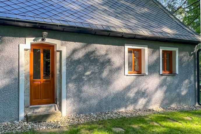 Citlivě zrekonstruovaná budova si zachovala půvab více než stoleté architektury, zároveň však nabízí pohodlí, které od takového místa očekáváte. Čtyři ložnice pojmou až čtrnáct hostů, přesto celé místo působí klidně, vyváženě a harmonicky. Každý kout tu má svůj účel i příběh, nic není náhodné.
Citlivě zrekonstruovaná budova si zachovala půvab více než stoleté architektury, zároveň však nabízí pohodlí, které od takového místa očekáváte. Čtyři ložnice pojmou až čtrnáct hostů, přesto celé místo působí klidně, vyváženě a harmonicky. Každý kout tu má svůj účel i příběh, nic není náhodné.