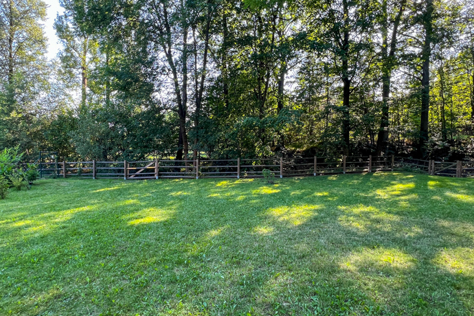 Citlivě zrekonstruovaná budova si zachovala půvab více než stoleté architektury, zároveň však nabízí pohodlí, které od takového místa očekáváte. Čtyři ložnice pojmou až čtrnáct hostů, přesto celé místo působí klidně, vyváženě a harmonicky. Každý kout tu má svůj účel i příběh, nic není náhodné.
Citlivě zrekonstruovaná budova si zachovala půvab více než stoleté architektury, zároveň však nabízí pohodlí, které od takového místa očekáváte. Čtyři ložnice pojmou až čtrnáct hostů, přesto celé místo působí klidně, vyváženě a harmonicky. Každý kout tu má svůj účel i příběh, nic není náhodné.