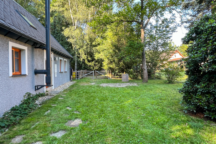 Citlivě zrekonstruovaná budova si zachovala půvab více než stoleté architektury, zároveň však nabízí pohodlí, které od takového místa očekáváte. Čtyři ložnice pojmou až čtrnáct hostů, přesto celé místo působí klidně, vyváženě a harmonicky. Každý kout tu má svůj účel i příběh, nic není náhodné.
Citlivě zrekonstruovaná budova si zachovala půvab více než stoleté architektury, zároveň však nabízí pohodlí, které od takového místa očekáváte. Čtyři ložnice pojmou až čtrnáct hostů, přesto celé místo působí klidně, vyváženě a harmonicky. Každý kout tu má svůj účel i příběh, nic není náhodné.
