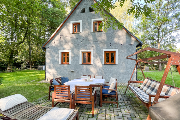 Citlivě zrekonstruovaná budova si zachovala půvab více než stoleté architektury, zároveň však nabízí pohodlí, které od takového místa očekáváte. Čtyři ložnice pojmou až čtrnáct hostů, přesto celé místo působí klidně, vyváženě a harmonicky. Každý kout tu má svůj účel i příběh, nic není náhodné.
Citlivě zrekonstruovaná budova si zachovala půvab více než stoleté architektury, zároveň však nabízí pohodlí, které od takového místa očekáváte. Čtyři ložnice pojmou až čtrnáct hostů, přesto celé místo působí klidně, vyváženě a harmonicky. Každý kout tu má svůj účel i příběh, nic není náhodné.
