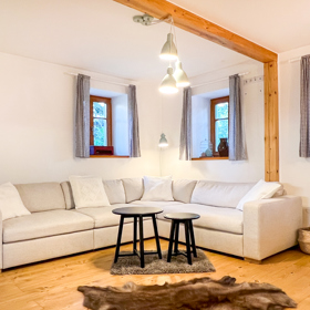 Citlivě zrekonstruovaná budova si zachovala půvab více než stoleté architektury, zároveň však nabízí pohodlí, které od takového místa očekáváte. Čtyři ložnice pojmou až čtrnáct hostů, přesto celé místo působí klidně, vyváženě a harmonicky. Každý kout tu má svůj účel i příběh, nic není náhodné.
Citlivě zrekonstruovaná budova si zachovala půvab více než stoleté architektury, zároveň však nabízí pohodlí, které od takového místa očekáváte. Čtyři ložnice pojmou až čtrnáct hostů, přesto celé místo působí klidně, vyváženě a harmonicky. Každý kout tu má svůj účel i příběh, nic není náhodné.