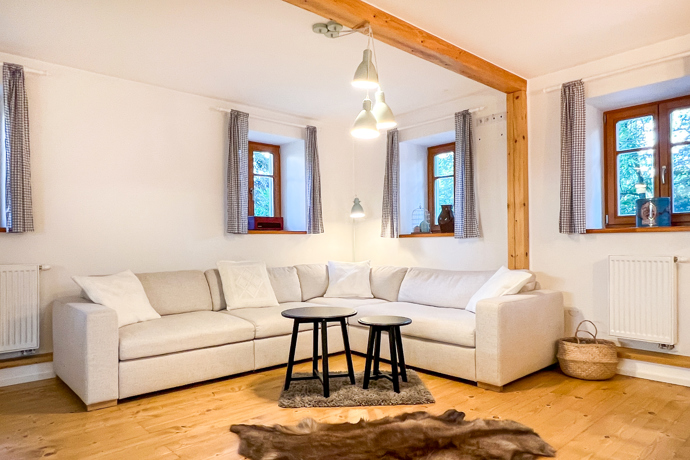 Citlivě zrekonstruovaná budova si zachovala půvab více než stoleté architektury, zároveň však nabízí pohodlí, které od takového místa očekáváte. Čtyři ložnice pojmou až čtrnáct hostů, přesto celé místo působí klidně, vyváženě a harmonicky. Každý kout tu má svůj účel i příběh, nic není náhodné.
Citlivě zrekonstruovaná budova si zachovala půvab více než stoleté architektury, zároveň však nabízí pohodlí, které od takového místa očekáváte. Čtyři ložnice pojmou až čtrnáct hostů, přesto celé místo působí klidně, vyváženě a harmonicky. Každý kout tu má svůj účel i příběh, nic není náhodné.