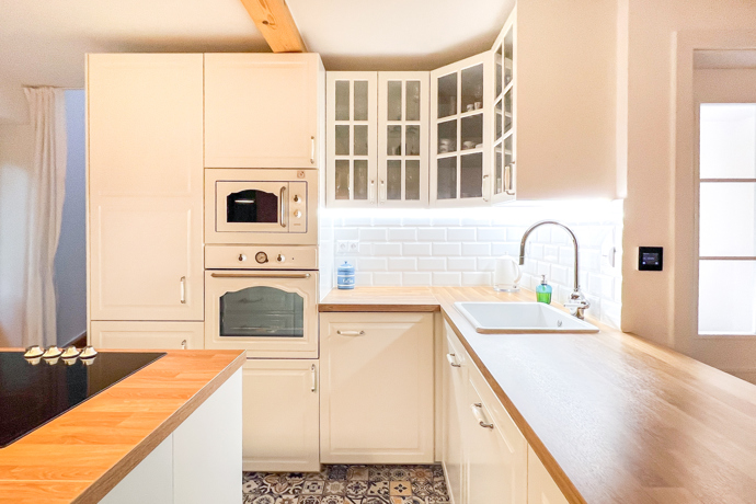 Citlivě zrekonstruovaná budova si zachovala půvab více než stoleté architektury, zároveň však nabízí pohodlí, které od takového místa očekáváte. Čtyři ložnice pojmou až čtrnáct hostů, přesto celé místo působí klidně, vyváženě a harmonicky. Každý kout tu má svůj účel i příběh, nic není náhodné.
Citlivě zrekonstruovaná budova si zachovala půvab více než stoleté architektury, zároveň však nabízí pohodlí, které od takového místa očekáváte. Čtyři ložnice pojmou až čtrnáct hostů, přesto celé místo působí klidně, vyváženě a harmonicky. Každý kout tu má svůj účel i příběh, nic není náhodné.