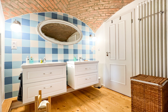 Citlivě zrekonstruovaná budova si zachovala půvab více než stoleté architektury, zároveň však nabízí pohodlí, které od takového místa očekáváte. Čtyři ložnice pojmou až čtrnáct hostů, přesto celé místo působí klidně, vyváženě a harmonicky. Každý kout tu má svůj účel i příběh, nic není náhodné.
Citlivě zrekonstruovaná budova si zachovala půvab více než stoleté architektury, zároveň však nabízí pohodlí, které od takového místa očekáváte. Čtyři ložnice pojmou až čtrnáct hostů, přesto celé místo působí klidně, vyváženě a harmonicky. Každý kout tu má svůj účel i příběh, nic není náhodné.