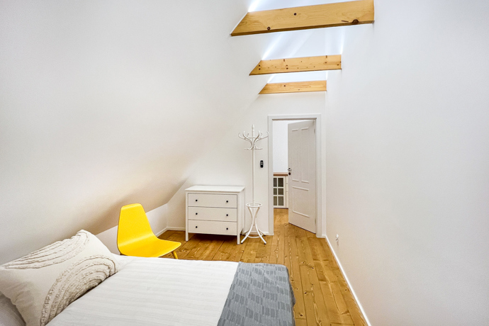 Citlivě zrekonstruovaná budova si zachovala půvab více než stoleté architektury, zároveň však nabízí pohodlí, které od takového místa očekáváte. Čtyři ložnice pojmou až čtrnáct hostů, přesto celé místo působí klidně, vyváženě a harmonicky. Každý kout tu má svůj účel i příběh, nic není náhodné.
Citlivě zrekonstruovaná budova si zachovala půvab více než stoleté architektury, zároveň však nabízí pohodlí, které od takového místa očekáváte. Čtyři ložnice pojmou až čtrnáct hostů, přesto celé místo působí klidně, vyváženě a harmonicky. Každý kout tu má svůj účel i příběh, nic není náhodné.