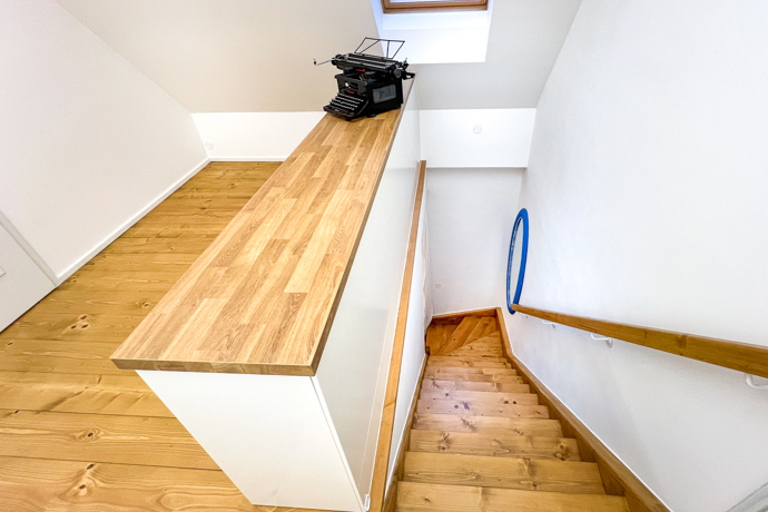 Citlivě zrekonstruovaná budova si zachovala půvab více než stoleté architektury, zároveň však nabízí pohodlí, které od takového místa očekáváte. Čtyři ložnice pojmou až čtrnáct hostů, přesto celé místo působí klidně, vyváženě a harmonicky. Každý kout tu má svůj účel i příběh, nic není náhodné.
Citlivě zrekonstruovaná budova si zachovala půvab více než stoleté architektury, zároveň však nabízí pohodlí, které od takového místa očekáváte. Čtyři ložnice pojmou až čtrnáct hostů, přesto celé místo působí klidně, vyváženě a harmonicky. Každý kout tu má svůj účel i příběh, nic není náhodné.