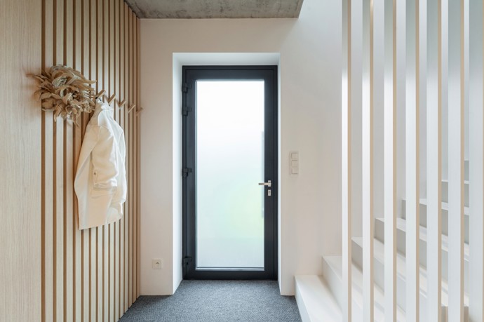 Japandi styl si získává čím dál větší oblibu a tento rodinný dům v Popůvkách je toho dokonalým příkladem. Spojení skandinávské útulnosti a japonské elegance vytváří harmonický prostor, který vyniká dokonalými detaily a pečlivě volenými materiály.
Japandi styl si získává čím dál větší oblibu a tento rodinný dům v Popůvkách je toho dokonalým příkladem. Spojení skandinávské útulnosti a japonské elegance vytváří harmonický prostor, který vyniká dokonalými detaily a pečlivě volenými materiály.