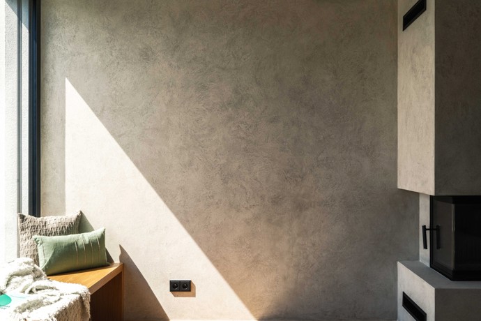 Dokonalá symbióza architektury a přírody. Dvojdům, který splývá se svahem v pražských Lipencích, přináší promyšlené dispoziční řešení, moderní materiály a jedinečnou atmosféru. Interiér plný chytrých detailů a minimalistické elegance je dílem studia OBLIQO DESIGN. 
