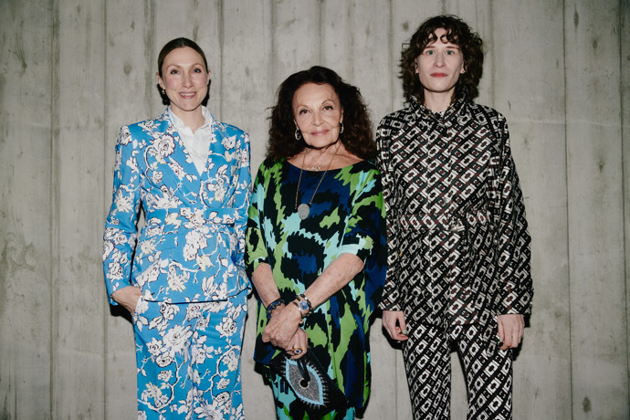 Diane von Furstenberg (uprostřed), Lena-Sophie Röper, viceprezidentka a designérka Zalando (vlevo) a moderátorka a autorka Alexandra Bondi de Antoni (vpravo)

